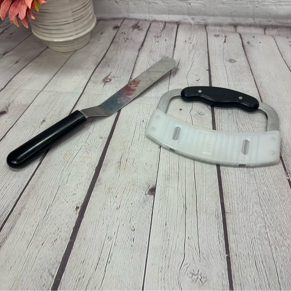 pampered chef Black and Silver Kitchen gadget Set crinkle cutter  icing spatula